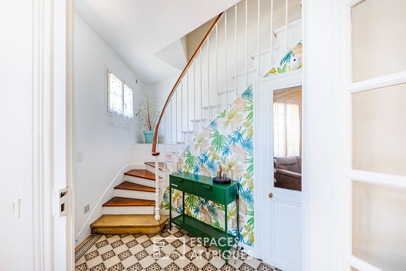 Family townhouse with large paved courtyard. Montmorency center