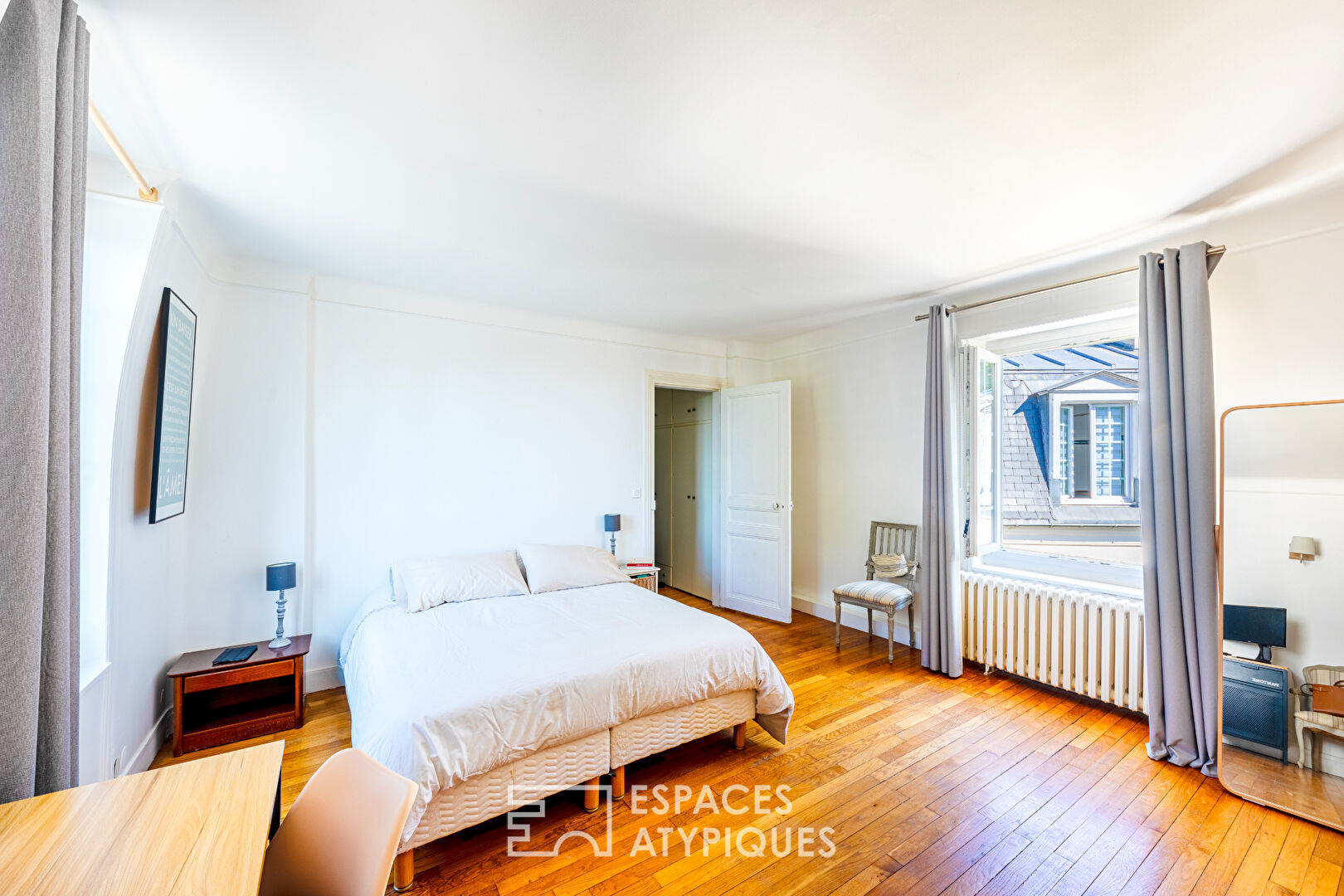 Family townhouse with large paved courtyard. Montmorency center