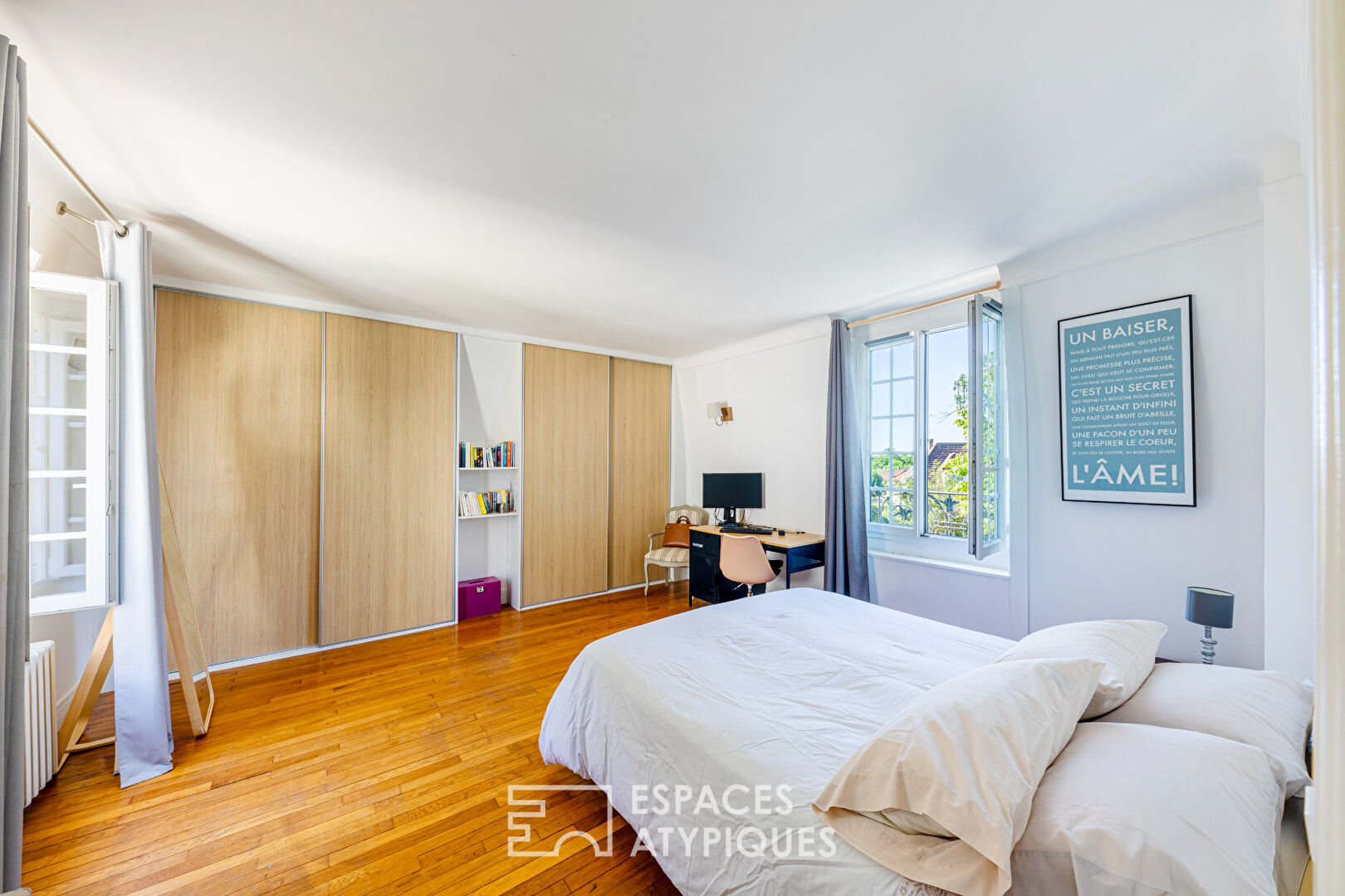 Family townhouse with large paved courtyard. Montmorency center