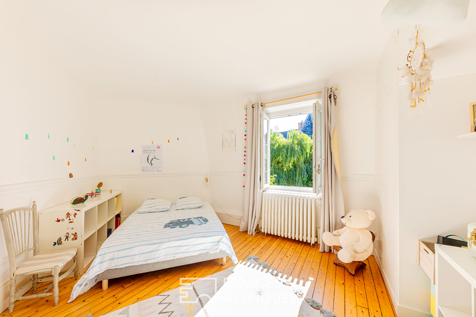 Family townhouse with large paved courtyard. Montmorency center