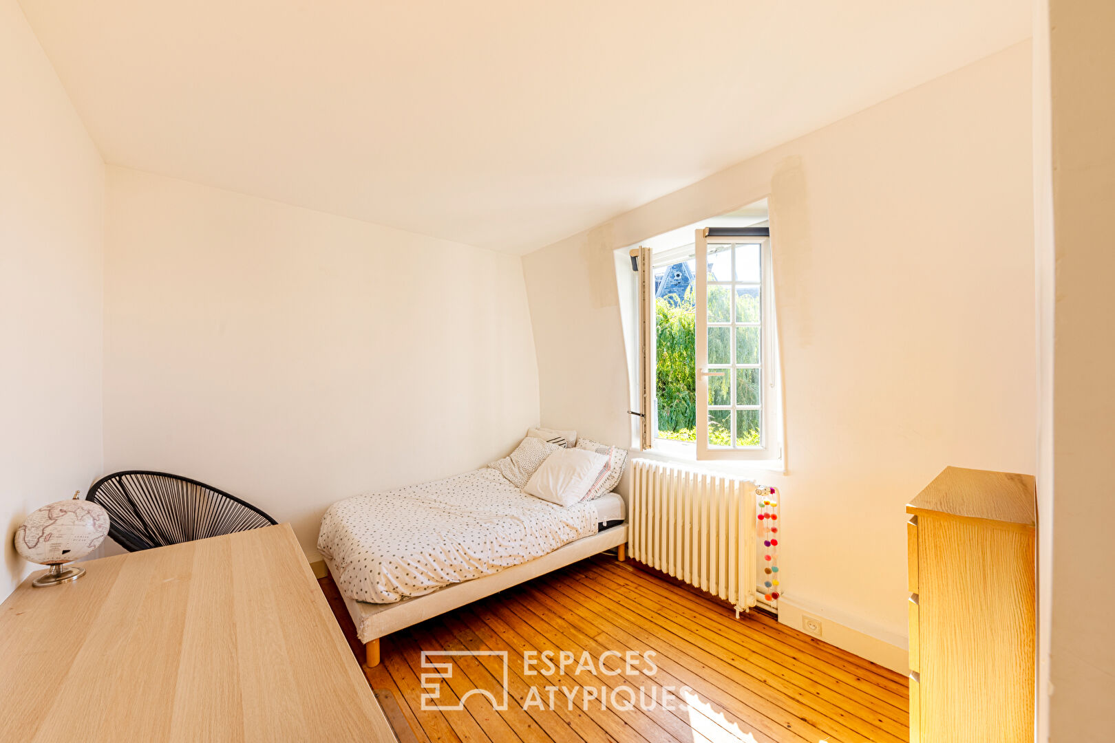 Family townhouse with large paved courtyard. Montmorency center