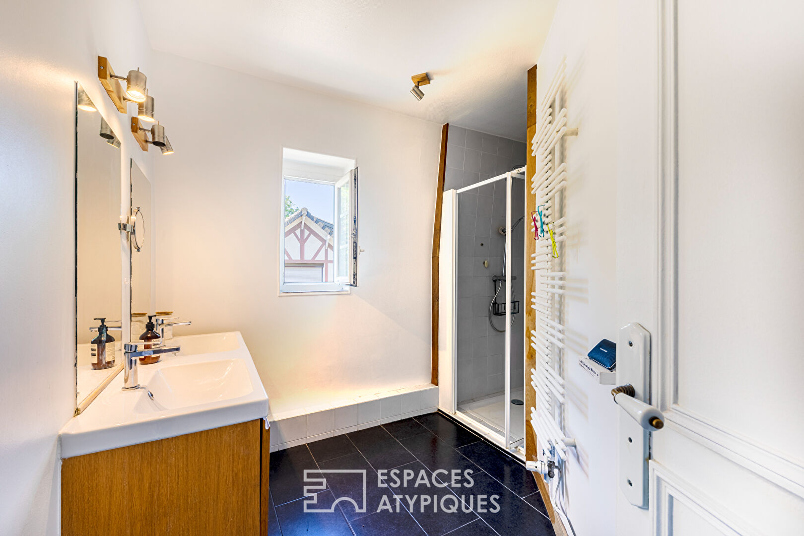 Family townhouse with large paved courtyard. Montmorency center