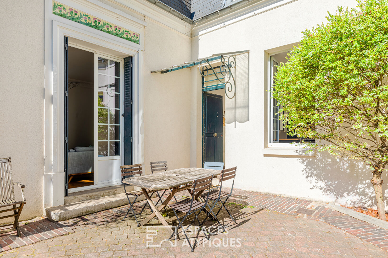 Family townhouse with large paved courtyard. Montmorency center