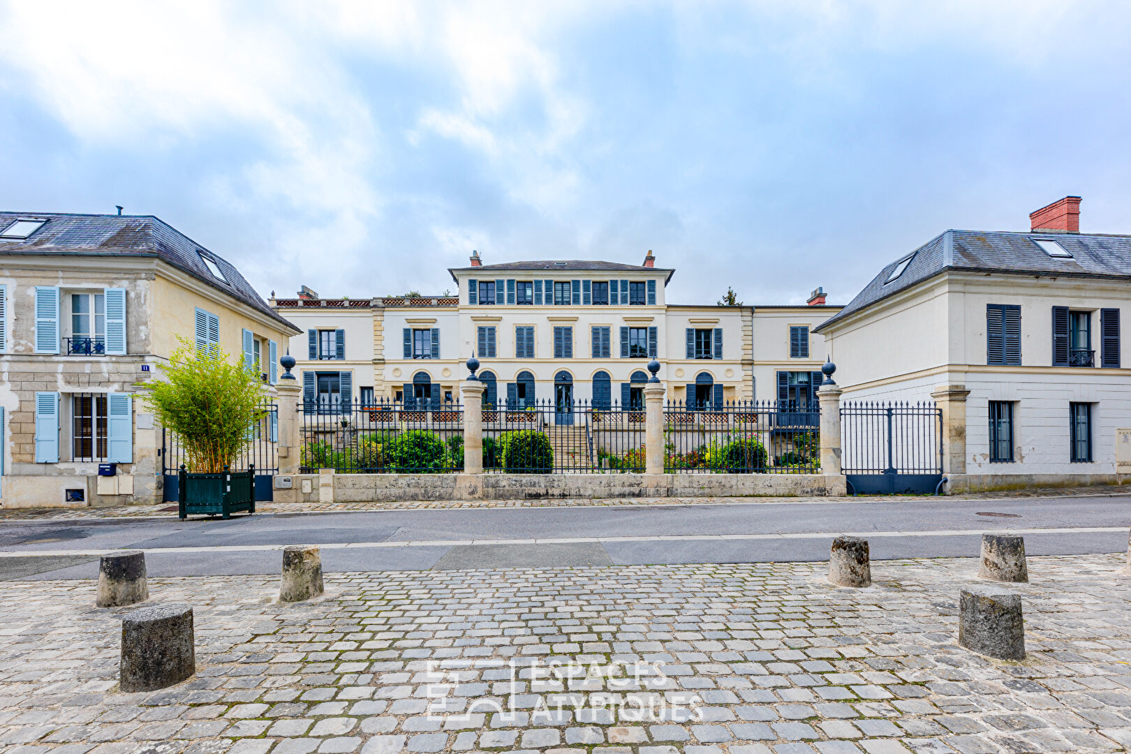 Character apartment in a 19th century castle