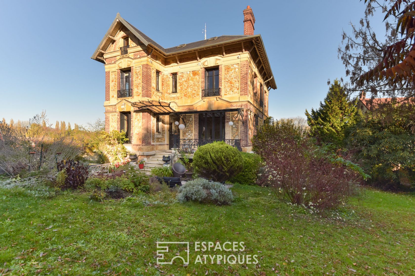 Beautiful bourgeois house in millstone with exceptional fireplaces and its wooded garden