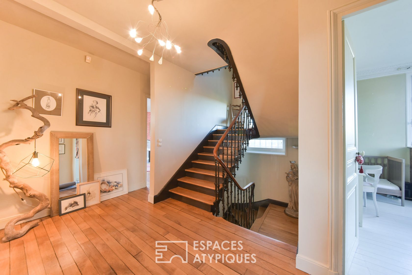 Beautiful bourgeois house in millstone with exceptional fireplaces and its wooded garden