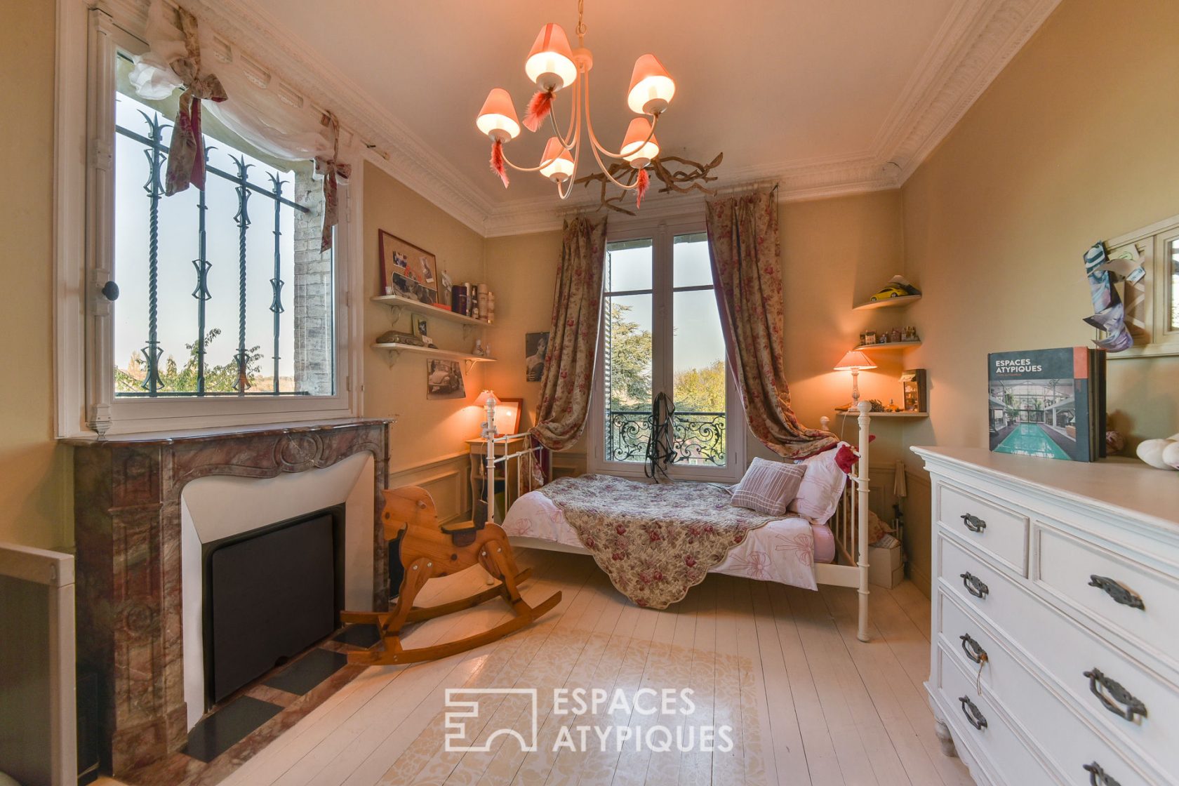Beautiful bourgeois house in millstone with exceptional fireplaces and its wooded garden
