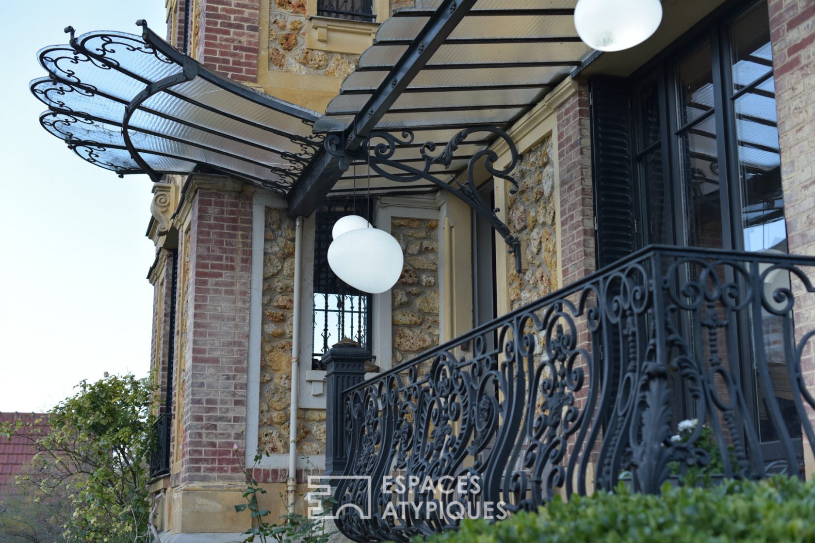 Beautiful bourgeois house in millstone with exceptional fireplaces and its wooded garden