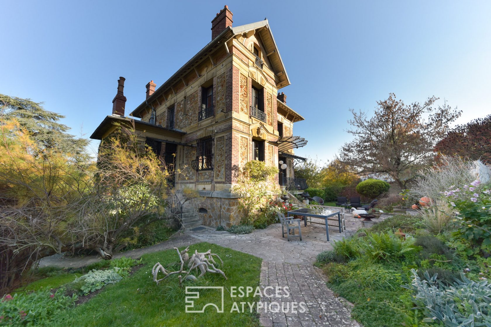 Beautiful bourgeois house in millstone with exceptional fireplaces and its wooded garden