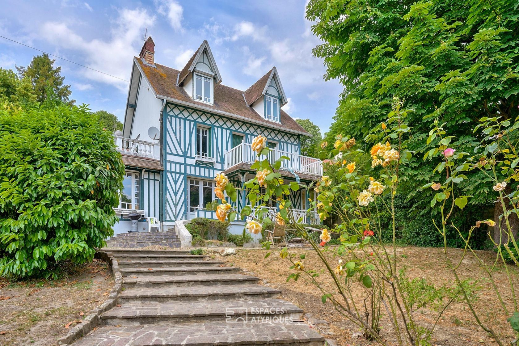 Maison familiale type maison à pans de bois