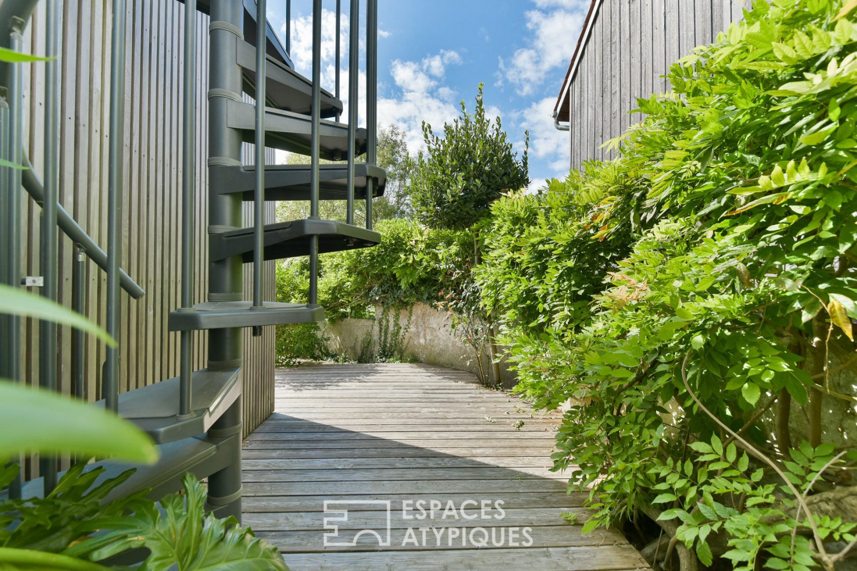 Bold revisited house and its two wooden frame apartments