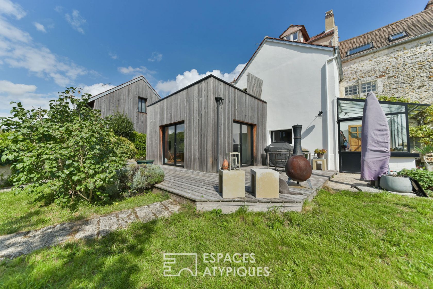 Audacieuse maison revisitée et ses deux appartements ossature bois