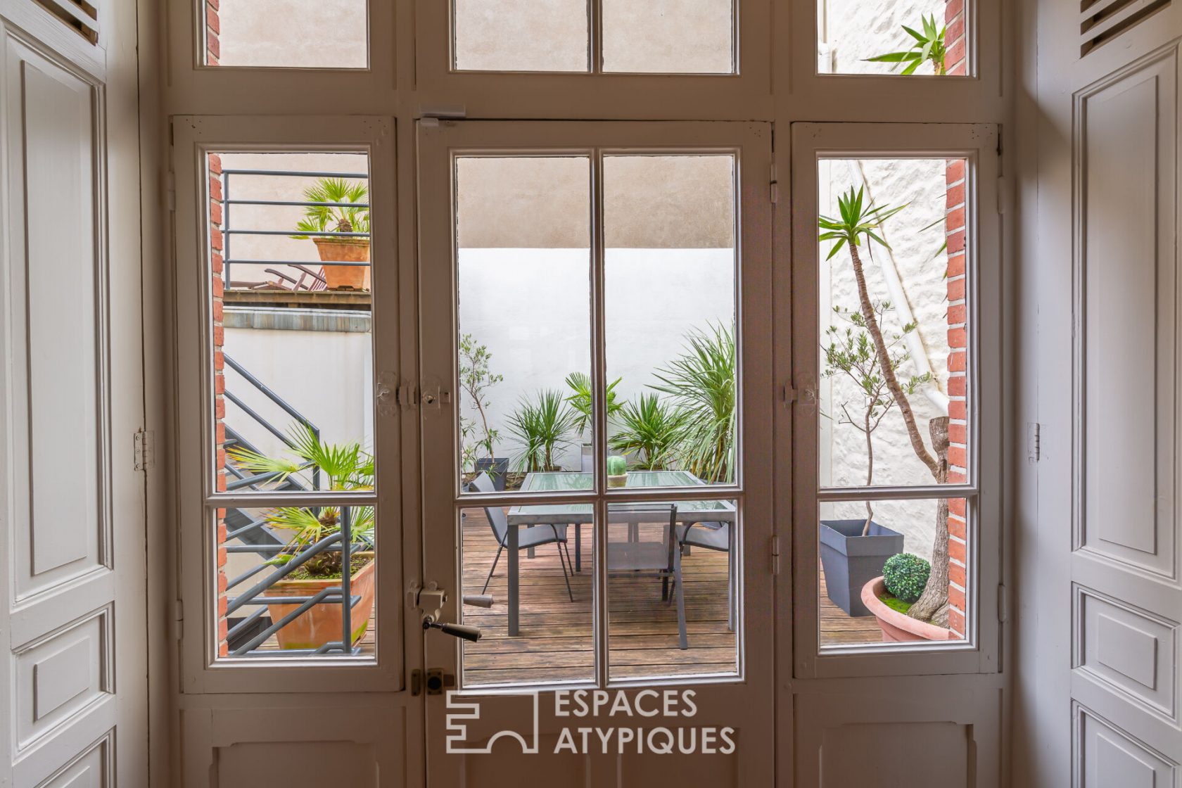 Surprising bourgeois house