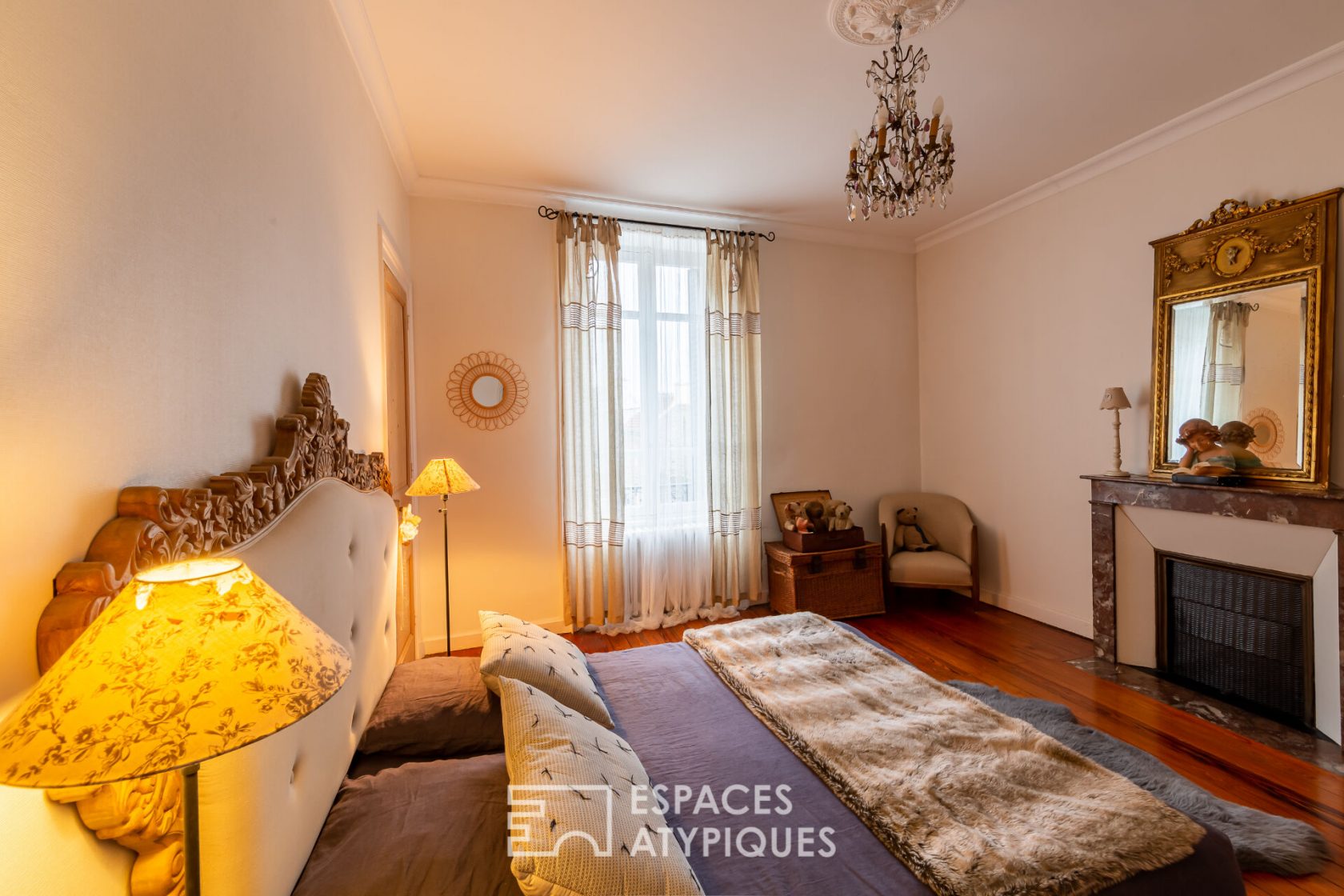 Surprising bourgeois house