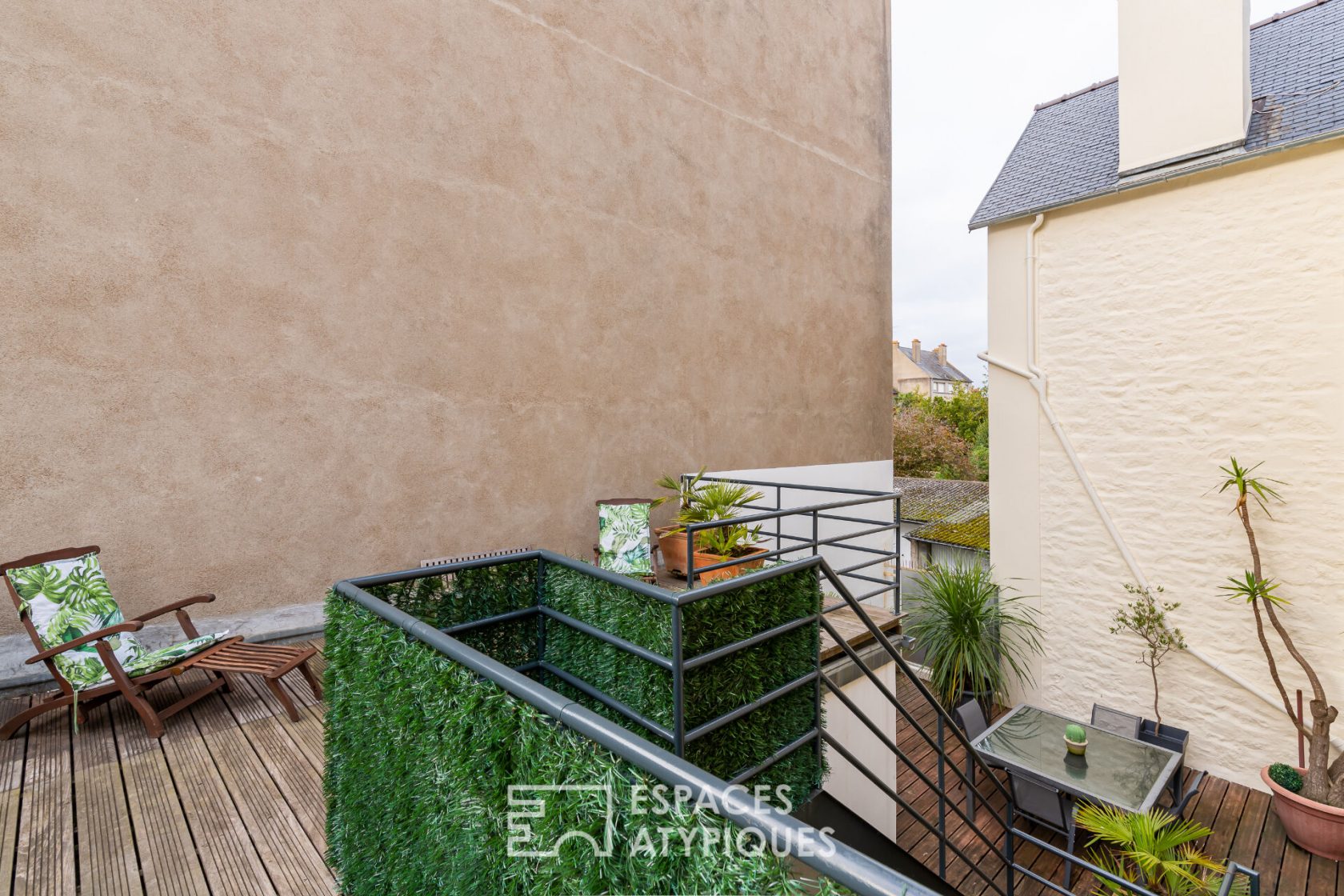 Surprising bourgeois house