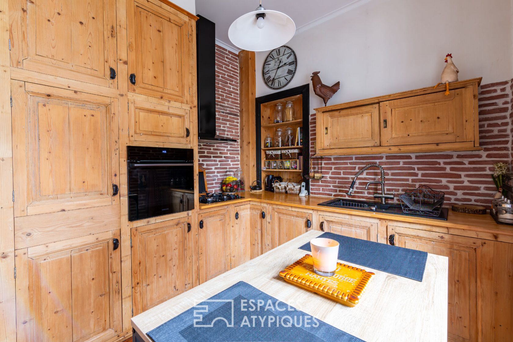 Surprising bourgeois house