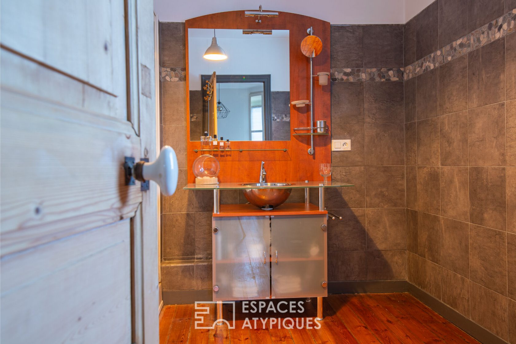 Surprising bourgeois house