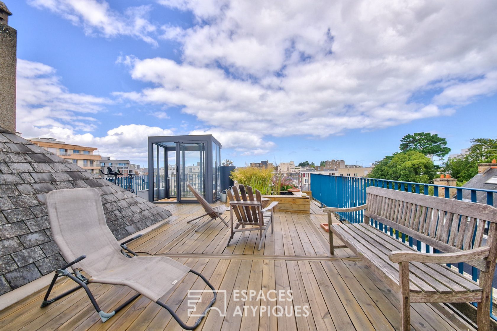 Apartment and its roof-top in the heart of the city.