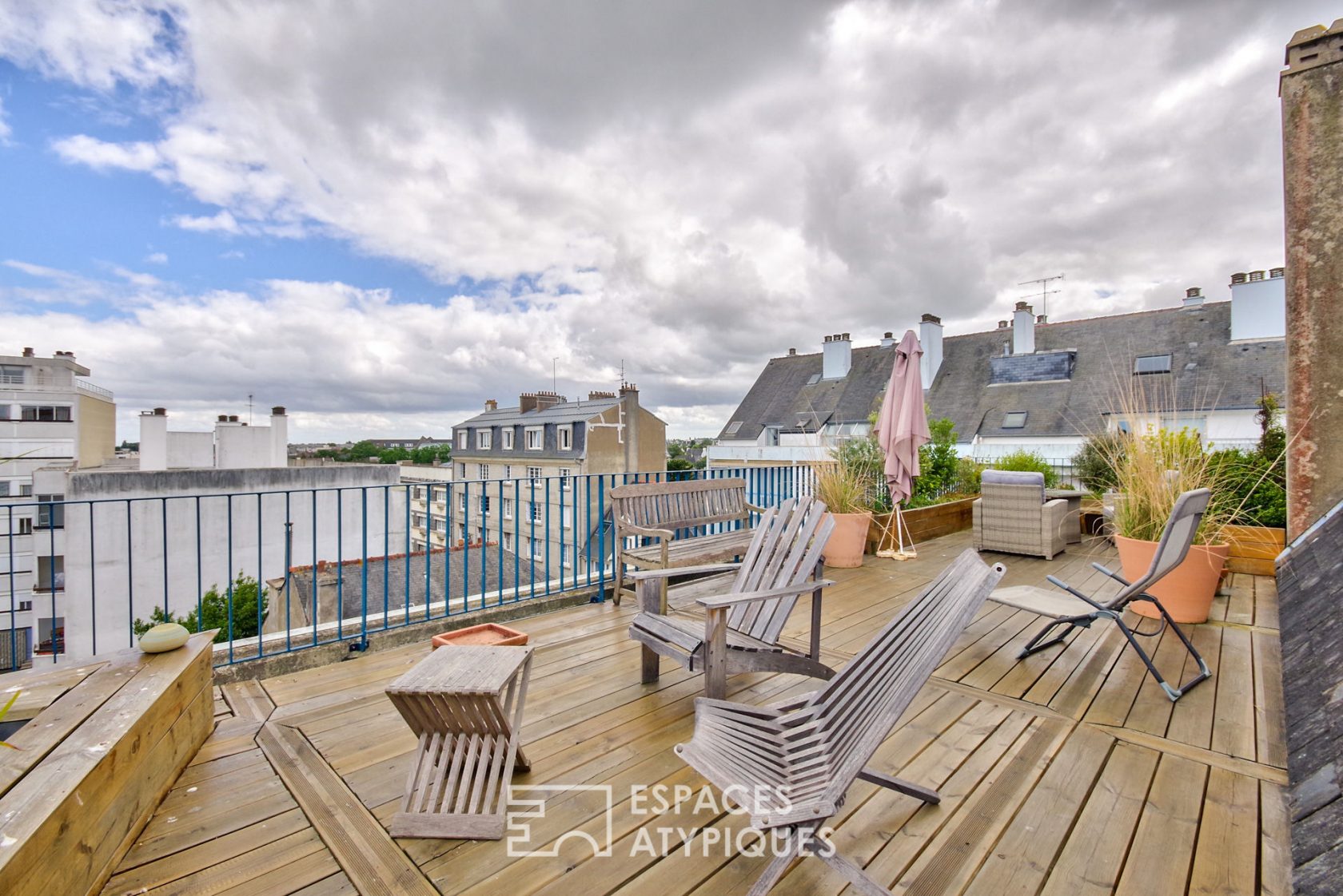 Apartment and its roof-top in the heart of the city.