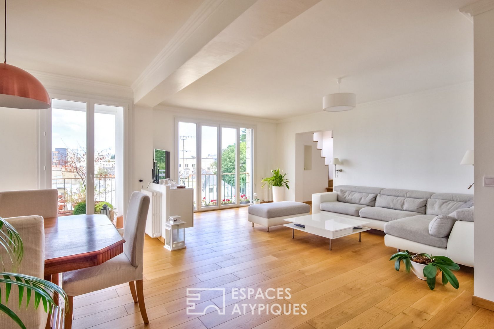 Apartment and its roof-top in the heart of the city.