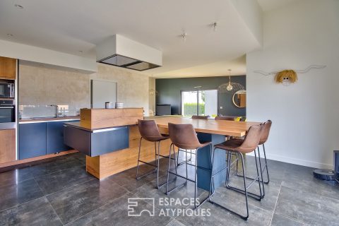 Contemporary friendly