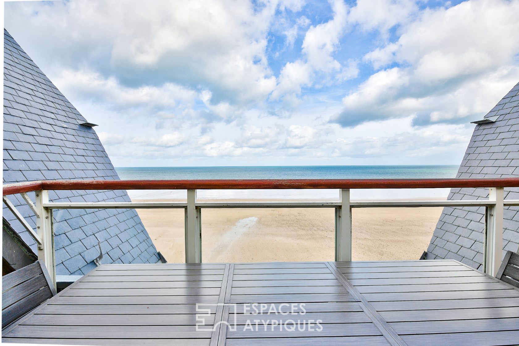 Magnificent apartment with sea view direct beach access