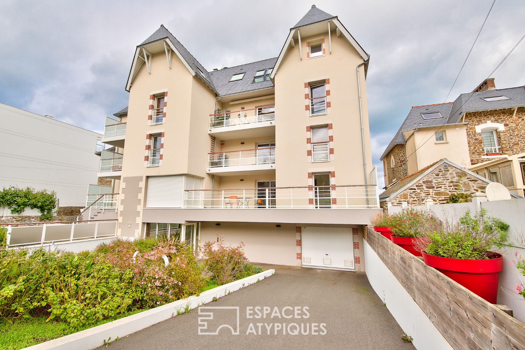 Magnificent apartment with sea view direct beach access