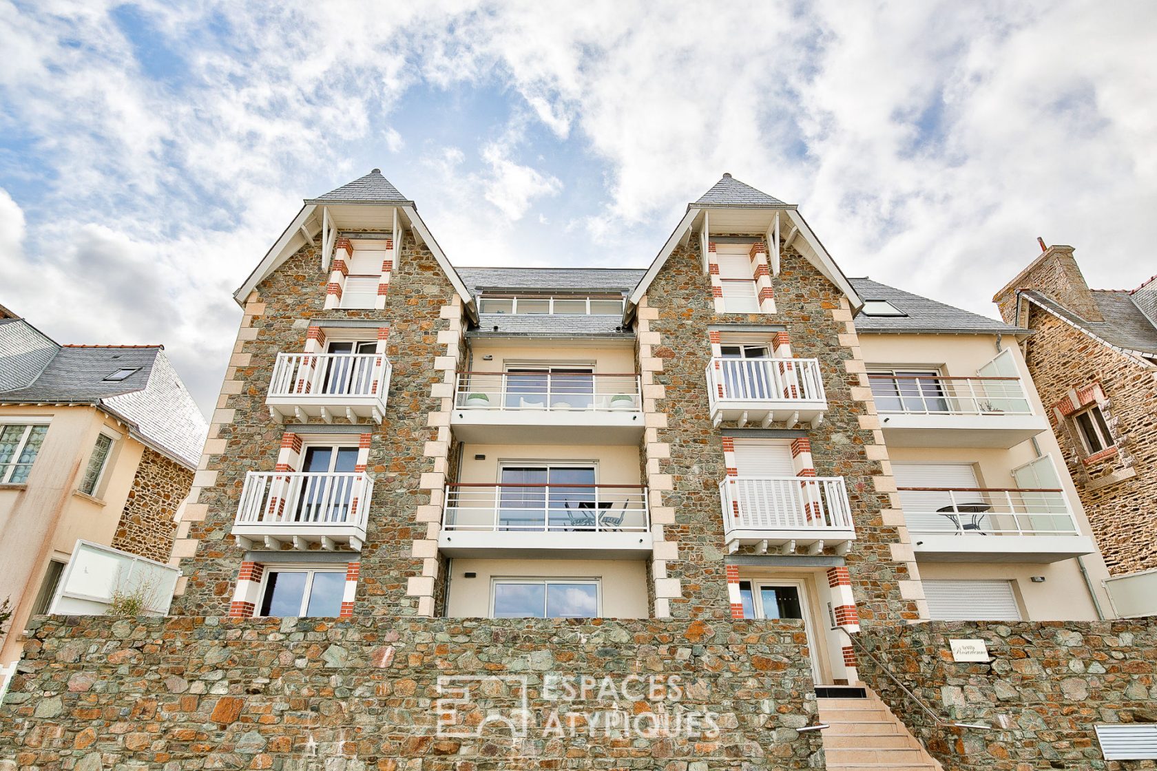 Magnificent apartment with sea view direct beach access