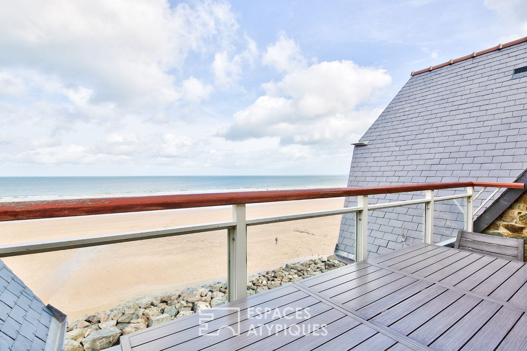 Magnificent apartment with sea view direct beach access