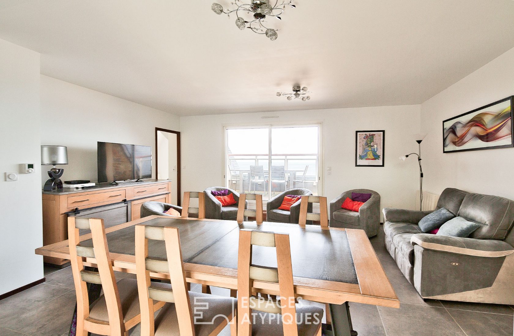 Magnificent apartment with sea view direct beach access