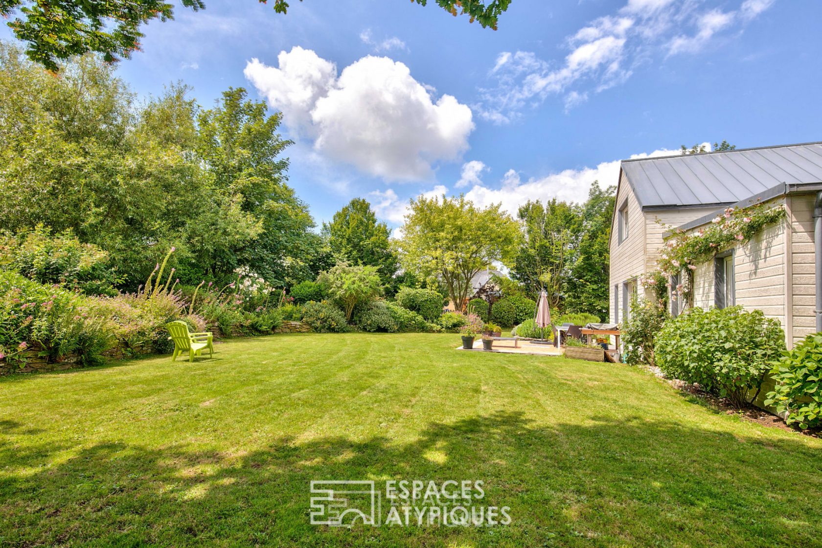 Charming house in its green setting