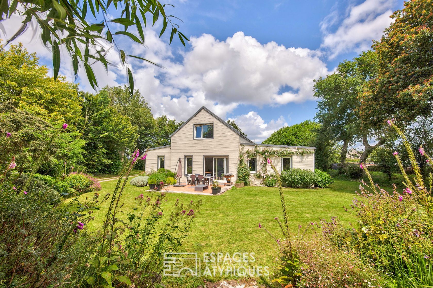 Charming house in its green setting