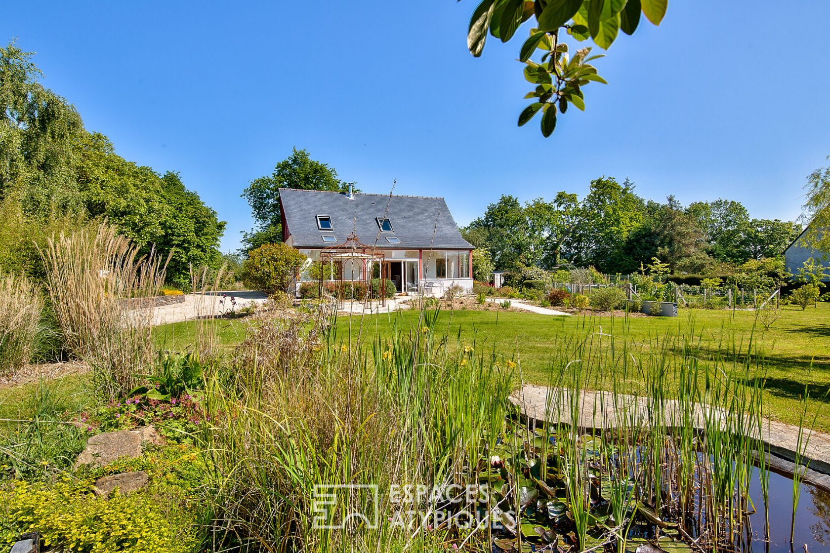 Atypical bioclimatic house