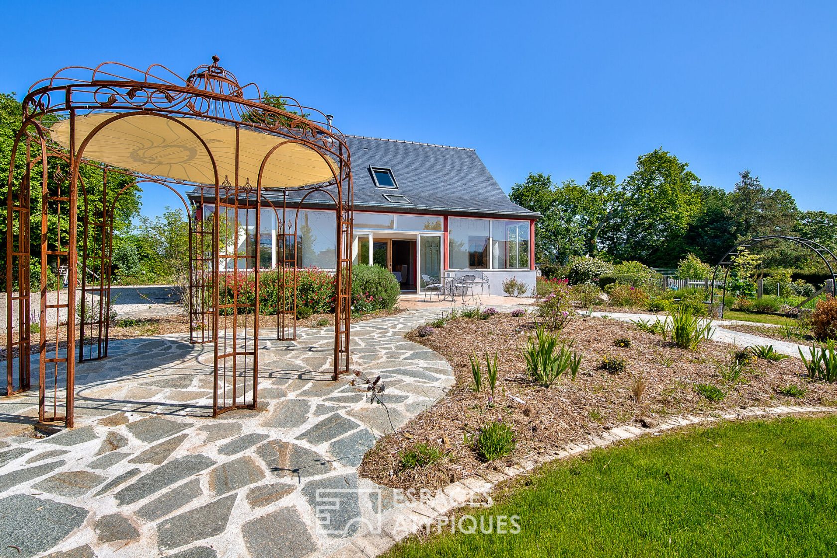 Atypical bioclimatic house