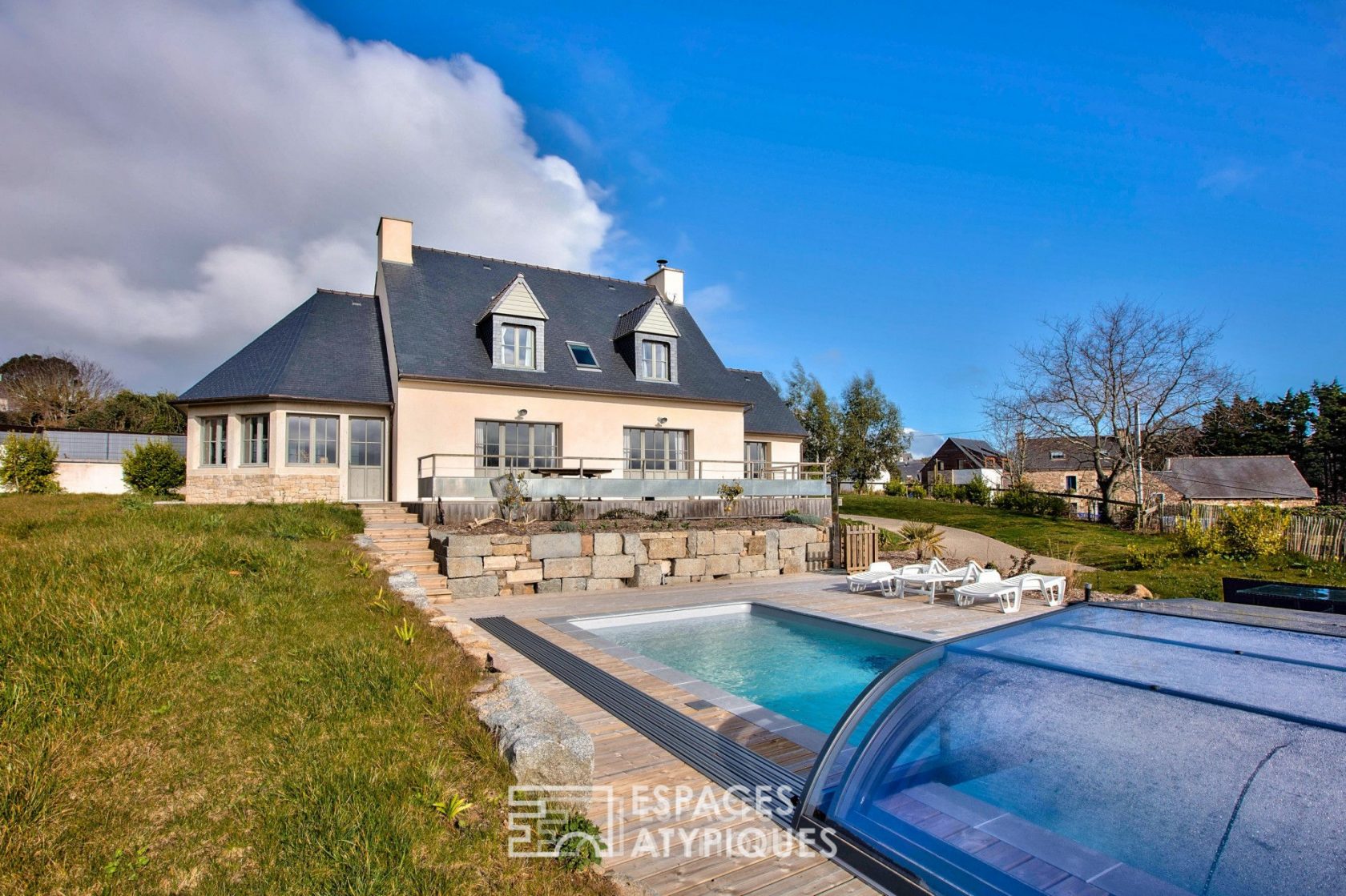 Contemporary house facing Bréhat.