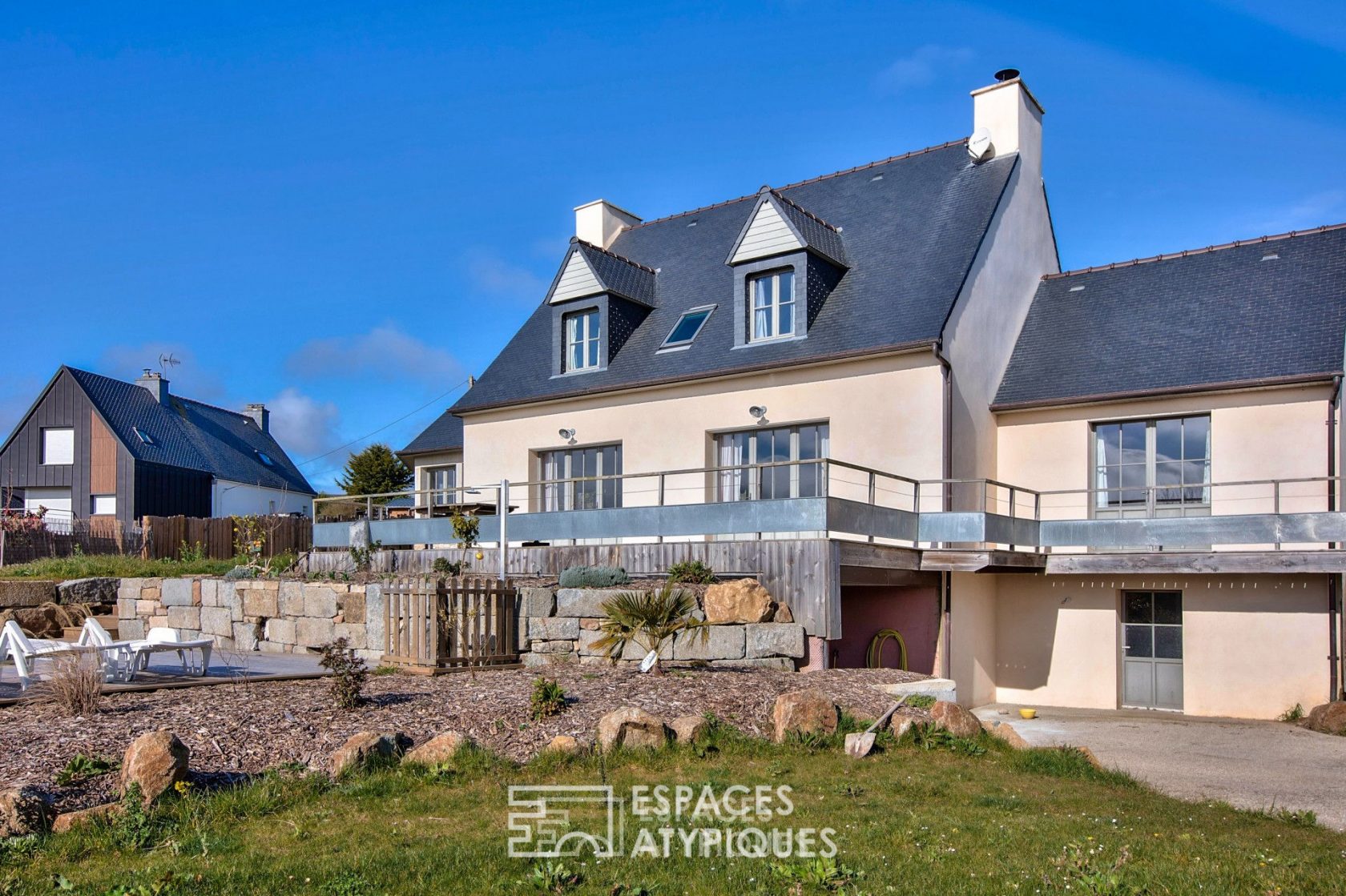 Contemporary house facing Bréhat.