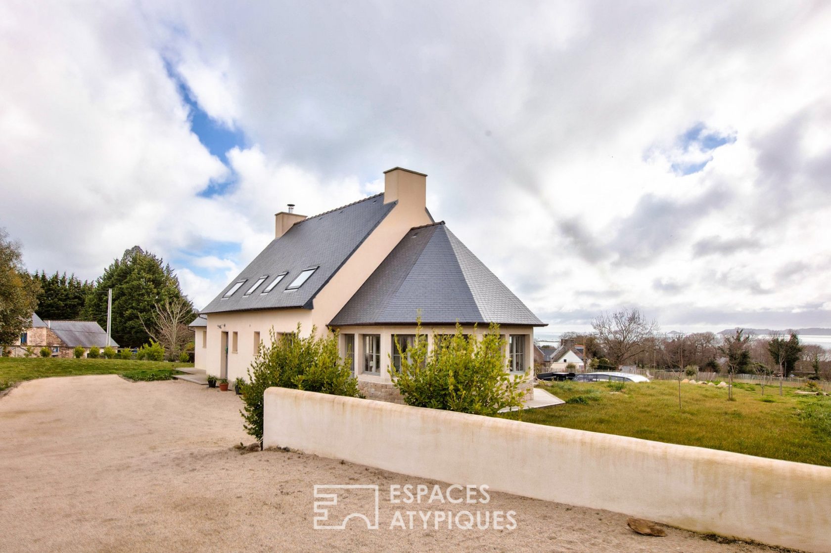 Contemporary house facing Bréhat.