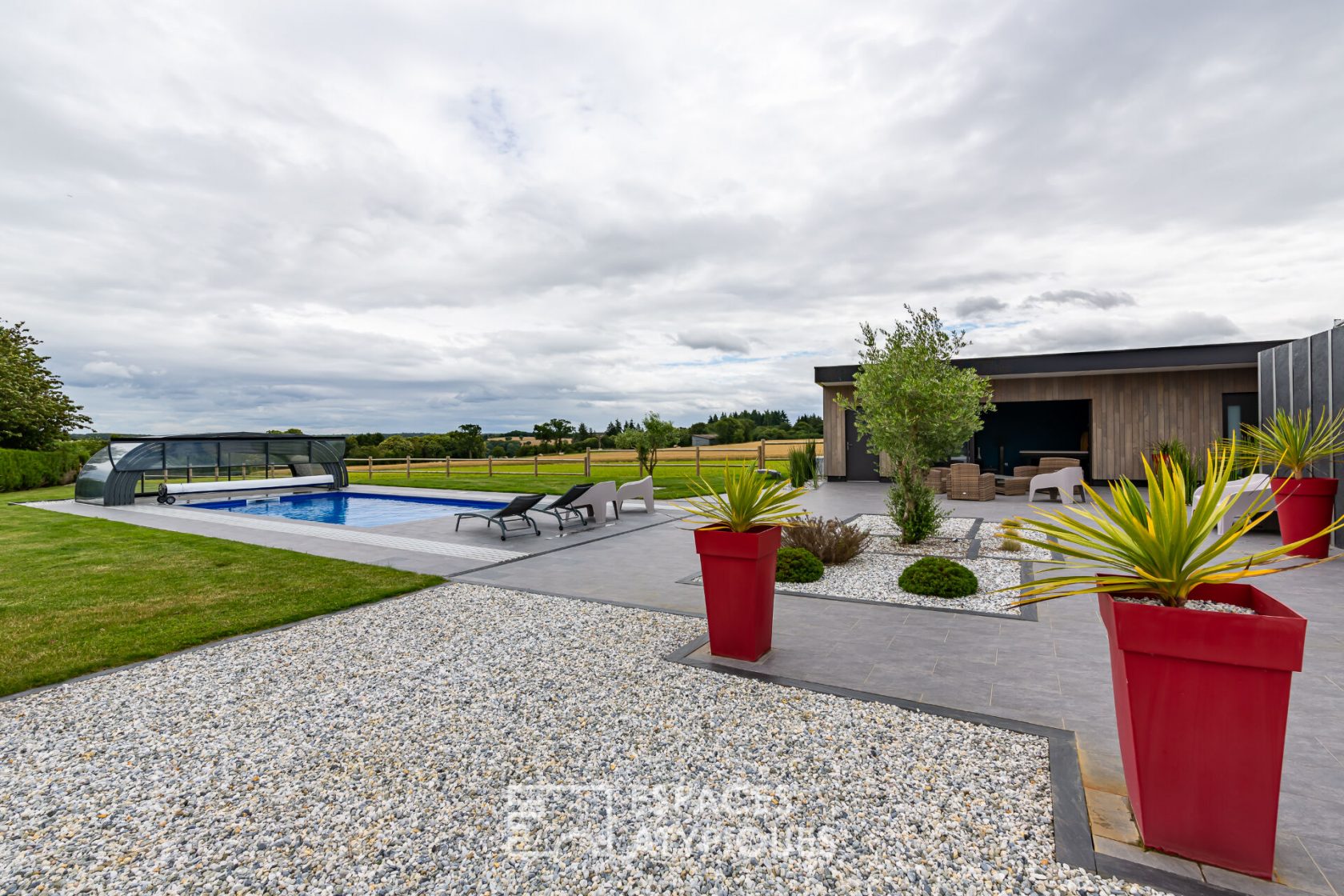 THE UNEXPECTED – HOUSE WITH ITS SWIMMING POOL AND WORKSHOP-OFFICE