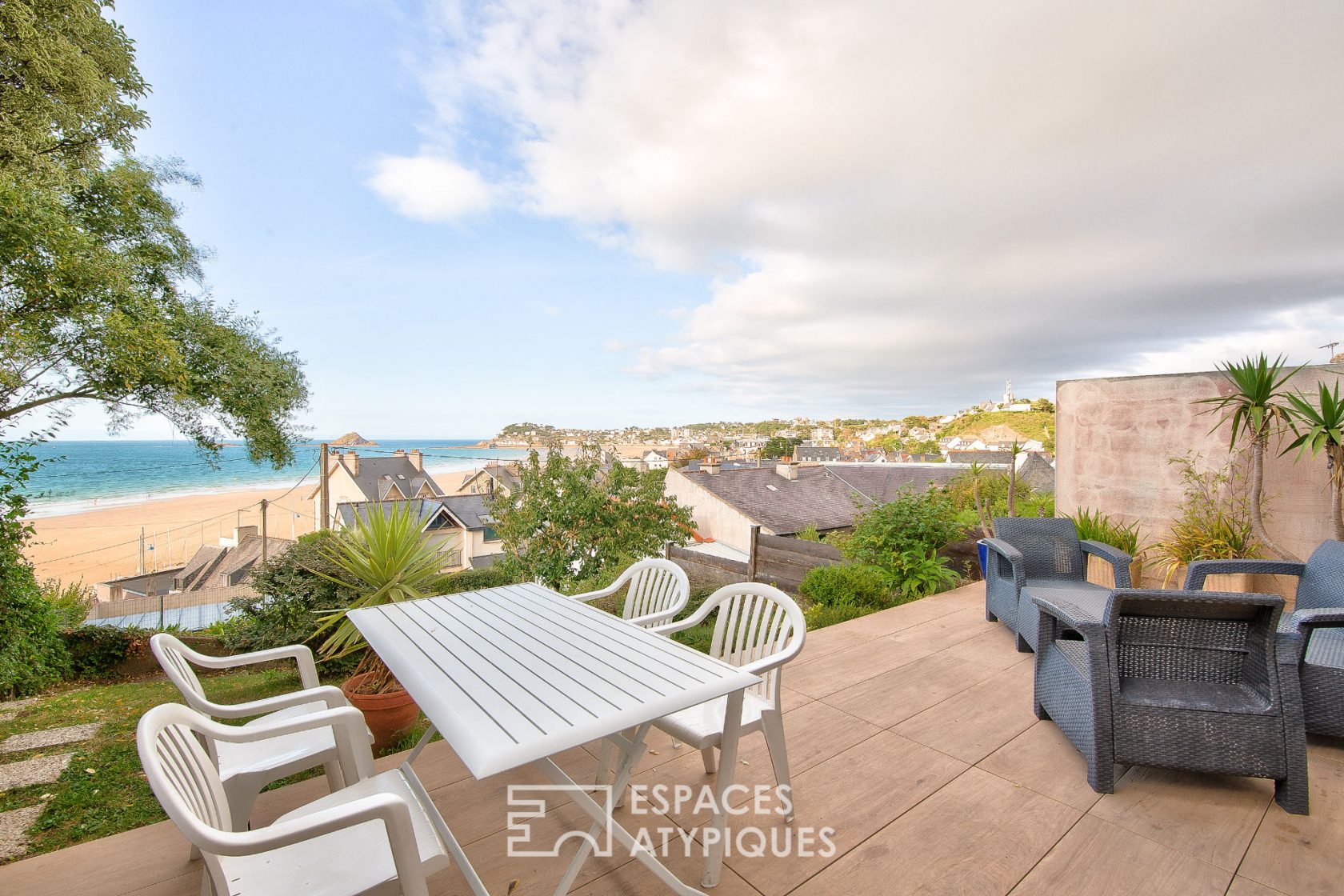 Family villa overlooking the ocean