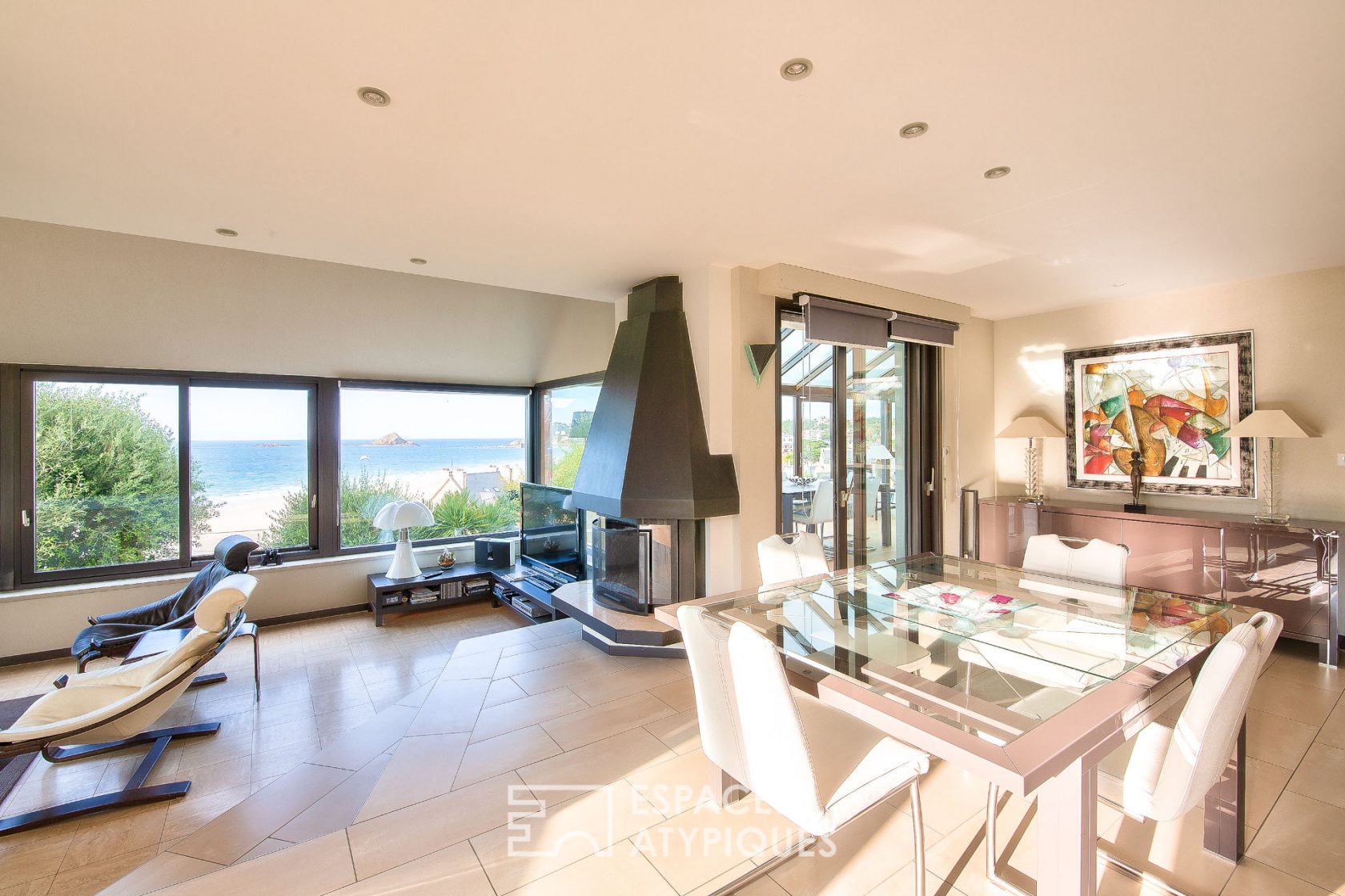 Family villa overlooking the ocean