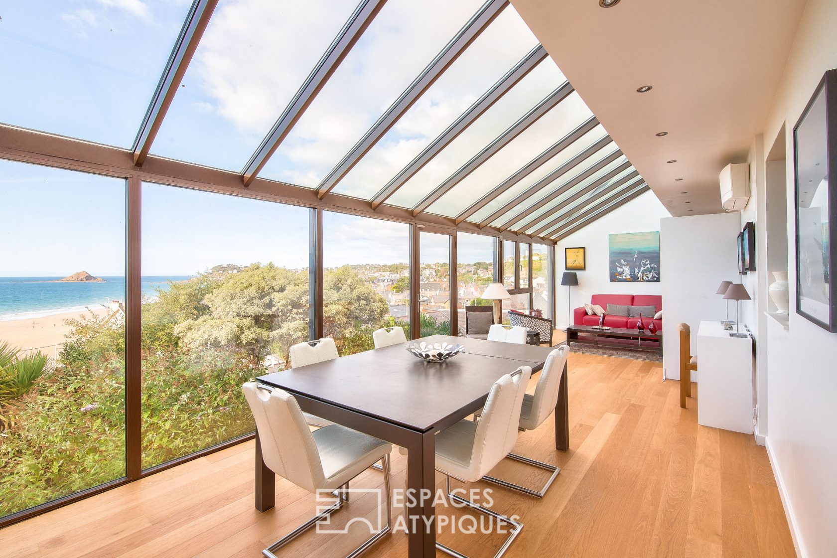 Family villa overlooking the ocean