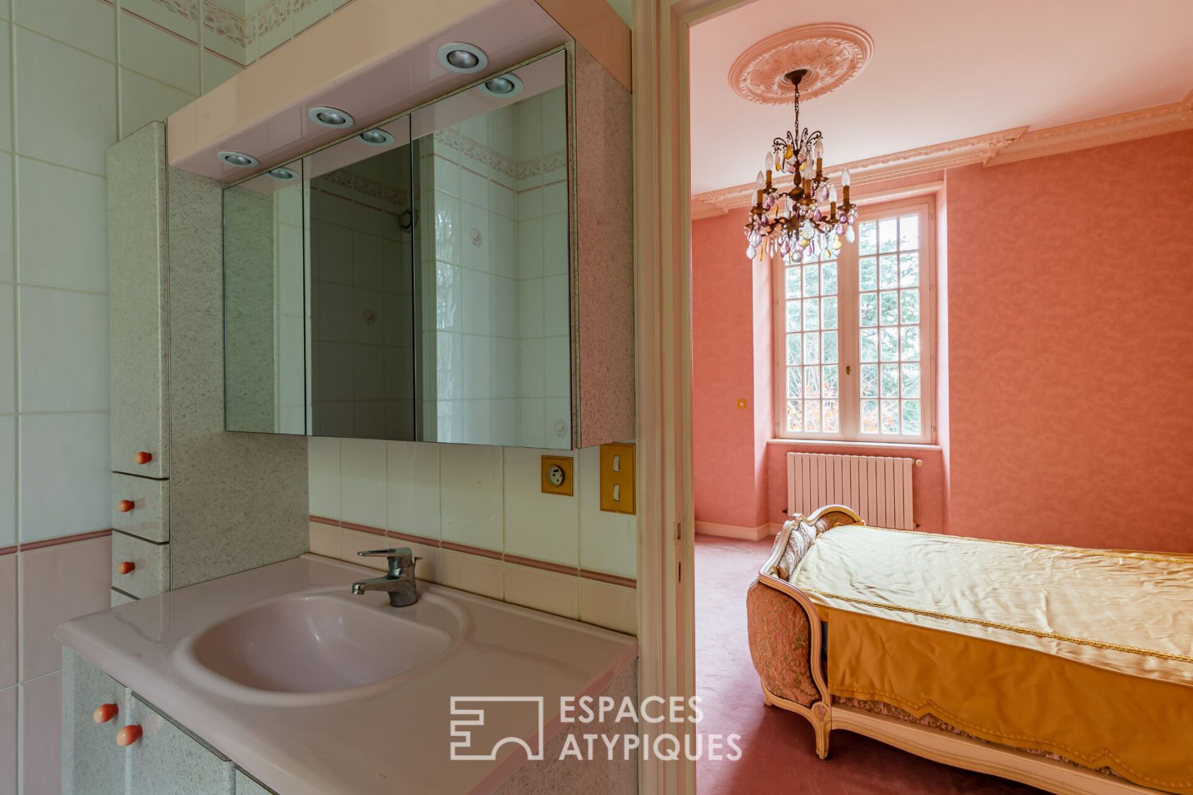LA REMARQUABLE – Beautiful bourgeois house with its terrace and park – in the center of BROÖNS