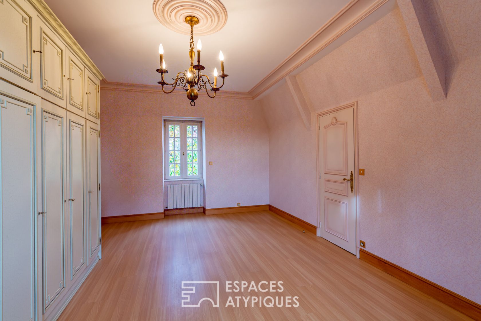 LA REMARQUABLE – Beautiful bourgeois house with its terrace and park – in the center of BROÖNS