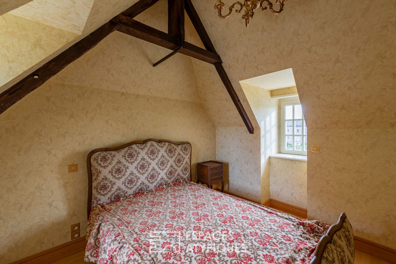 LA REMARQUABLE – Beautiful bourgeois house with its terrace and park – in the center of BROÖNS