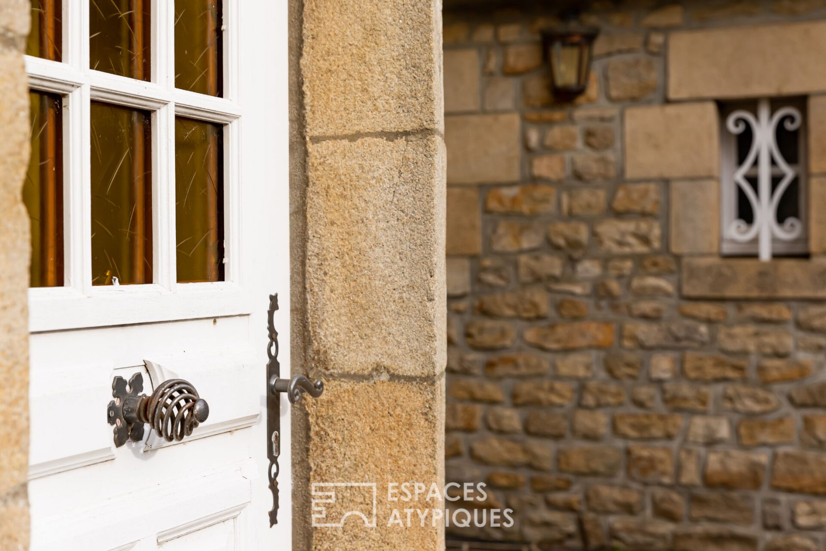 LA REMARQUABLE – Beautiful bourgeois house with its terrace and park – in the center of BROÖNS