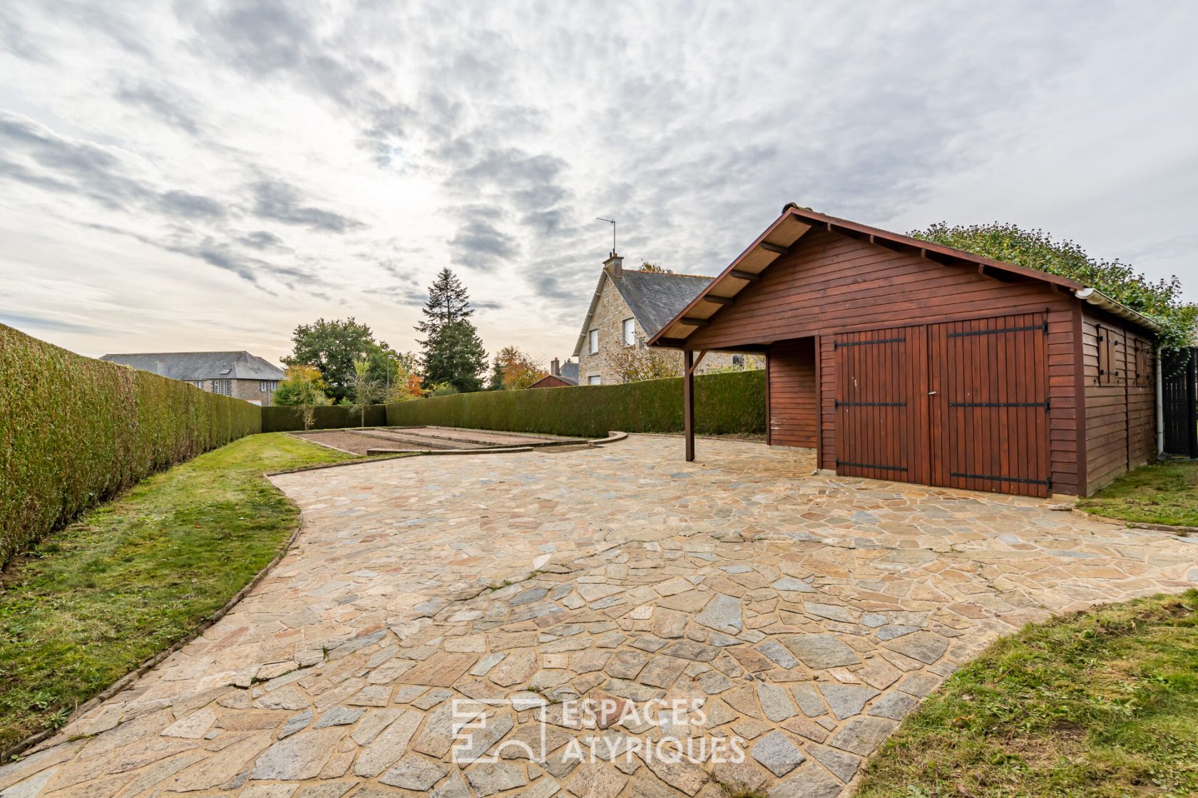LA REMARQUABLE – Beautiful bourgeois house with its terrace and park – in the center of BROÖNS