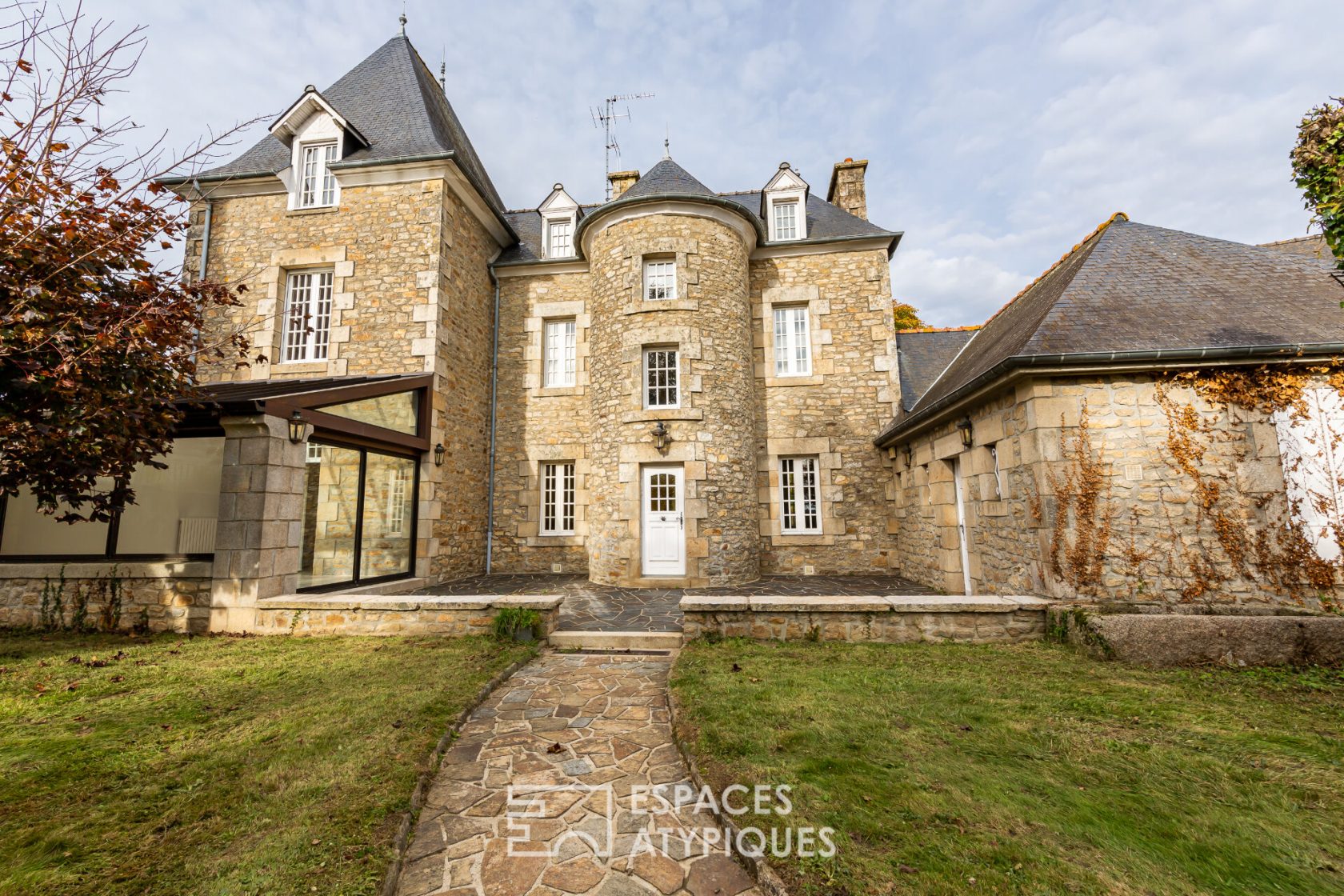 LA REMARQUABLE – Beautiful bourgeois house with its terrace and park – in the center of BROÖNS