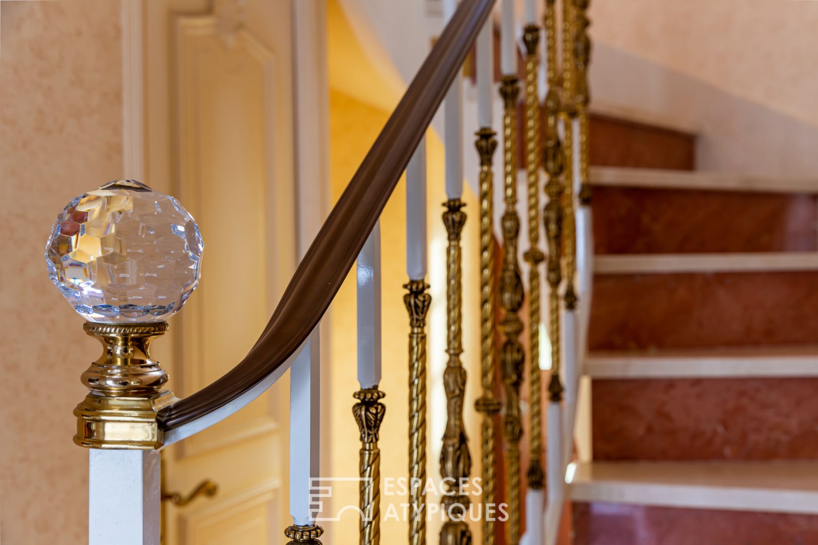 LA REMARQUABLE – Beautiful bourgeois house with its terrace and park – in the center of BROÖNS