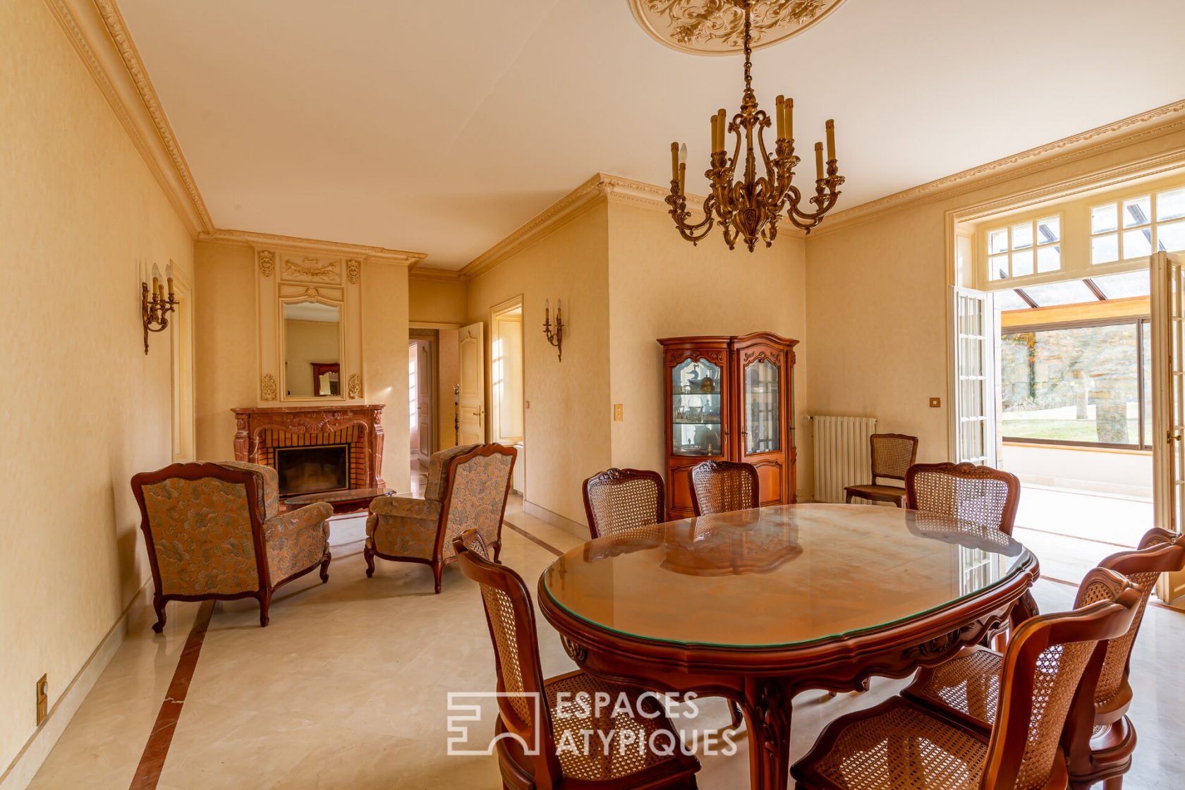 LA REMARQUABLE – Beautiful bourgeois house with its terrace and park – in the center of BROÖNS