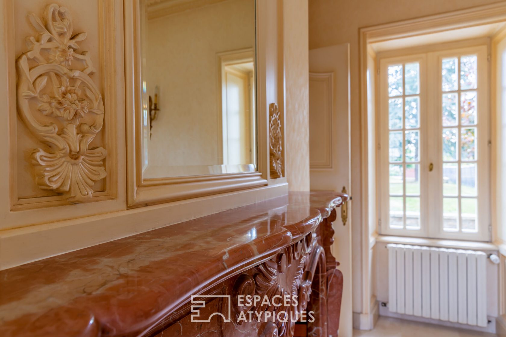 LA REMARQUABLE – Beautiful bourgeois house with its terrace and park – in the center of BROÖNS